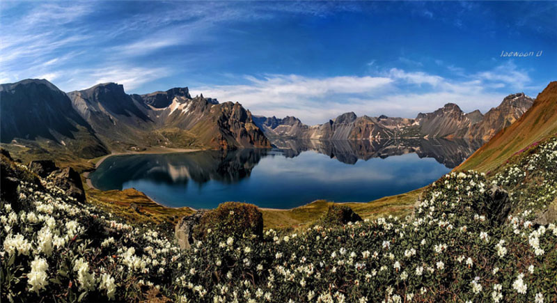 Le mont Paektu 　　Le mont Paektu, situé à la frontière de la Chine et de la Corée du Nord, est un volcan actif dont le plus haut sommet est le mont Baitou. Situé en terre coréenne, il culmine à 2750 mètres d'altitude.