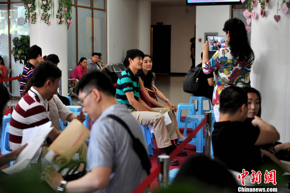Frénésie de mariages à Beijing pour la « Journée des amoureux en ligne »