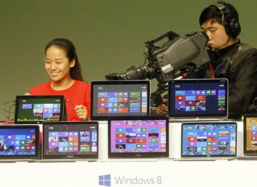 Sur cette image, un étudiant de l'Université de Beijing fait part de ses expériences de l’utilisation du système d'exploitation de Microsoft, Windows 8, lors d'un événement de presse à Shanghai en 2012. [Photo / China Daily] 