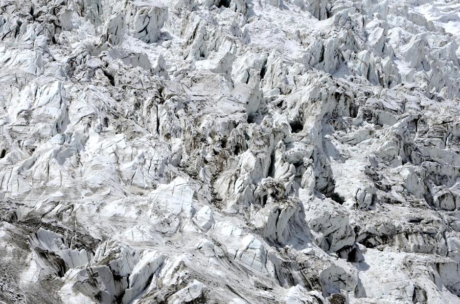 Le 2 juin 201, le Glacier Sabu dans le comté de Biru, la région autonome du Tibet (sud-ouest de la Chine). [Photo/Xinhua]