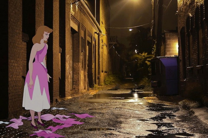 Cinderella attend son prince dans une ruelle sombre