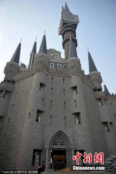 Le 24 mai 2014, sur le campus de l'Académie des beaux arts du Hebei en Chine, un château ressemblant étrangement au Collège de magie et de sorcellerie de Poudlard dans la suite romanesque de Harry Potter, a fait le buzz sur le Net. (Photo : CFP) 