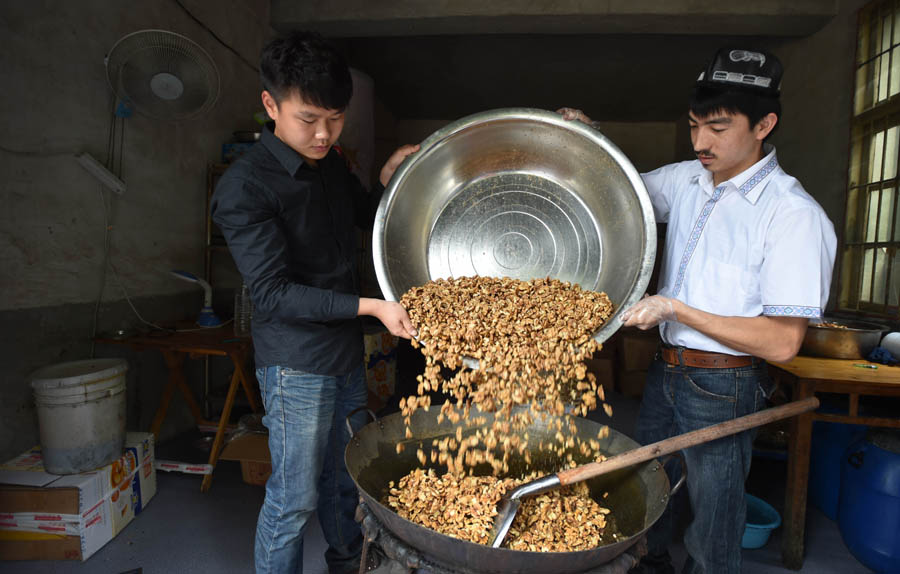 Une étudiant Ouïgour s’impose sur le marché avec des noix
