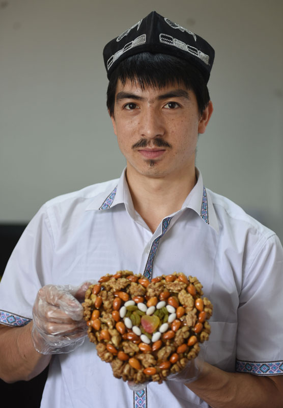 Une étudiant Ouïgour s’impose sur le marché avec des noix