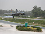Des avions militaires chinois sur une autoroute