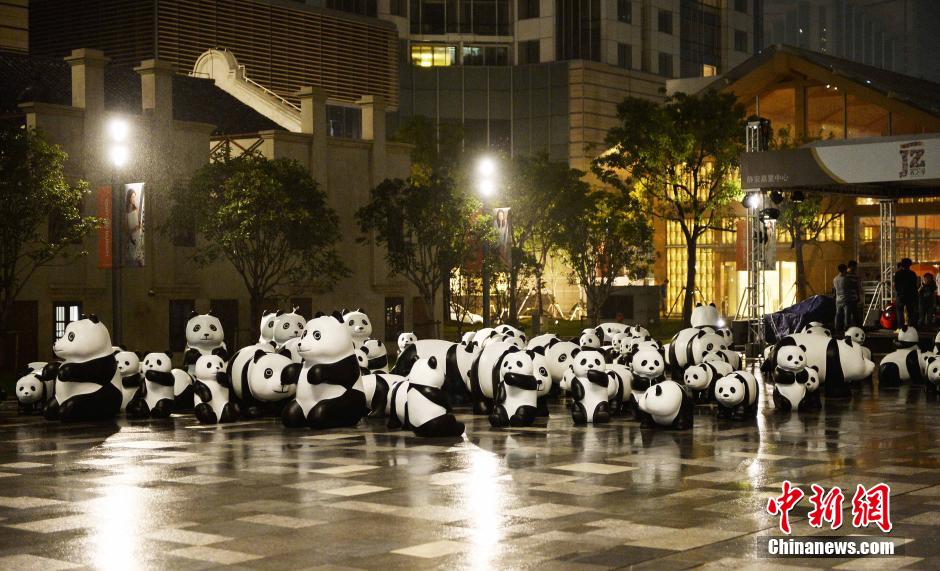 Cent pandas géants envahissent Shanghai !