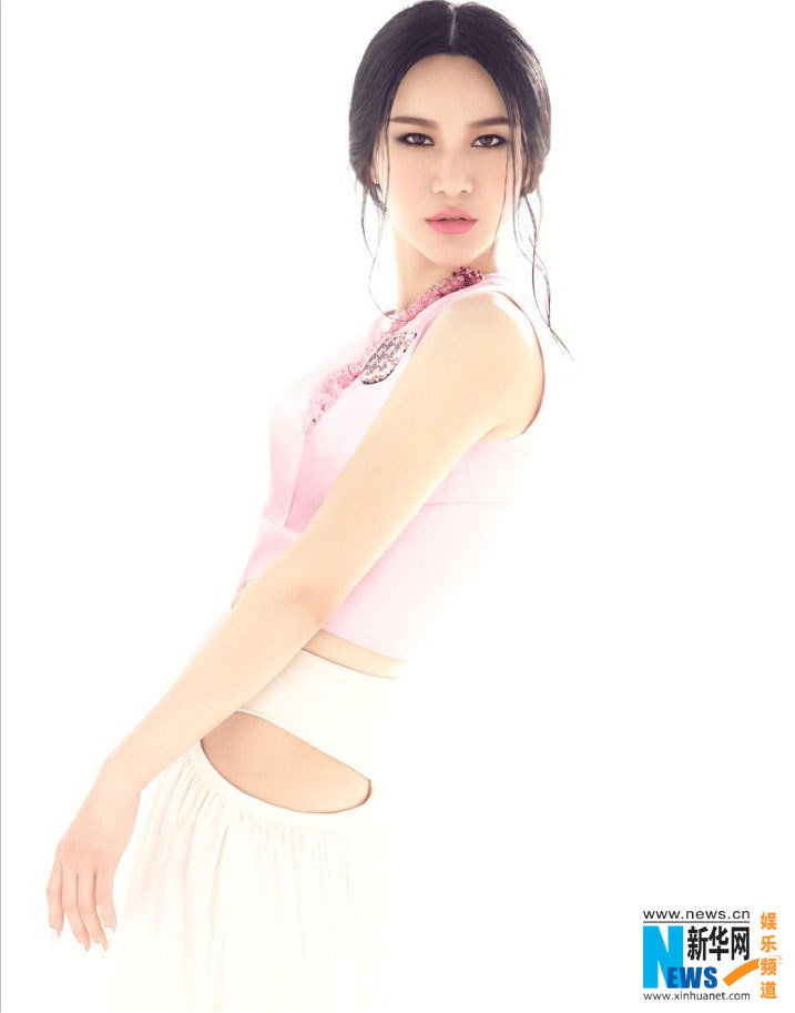 La chanteuse chinoise Shang Wenjie pose pour le magazine L'OFFICIEL