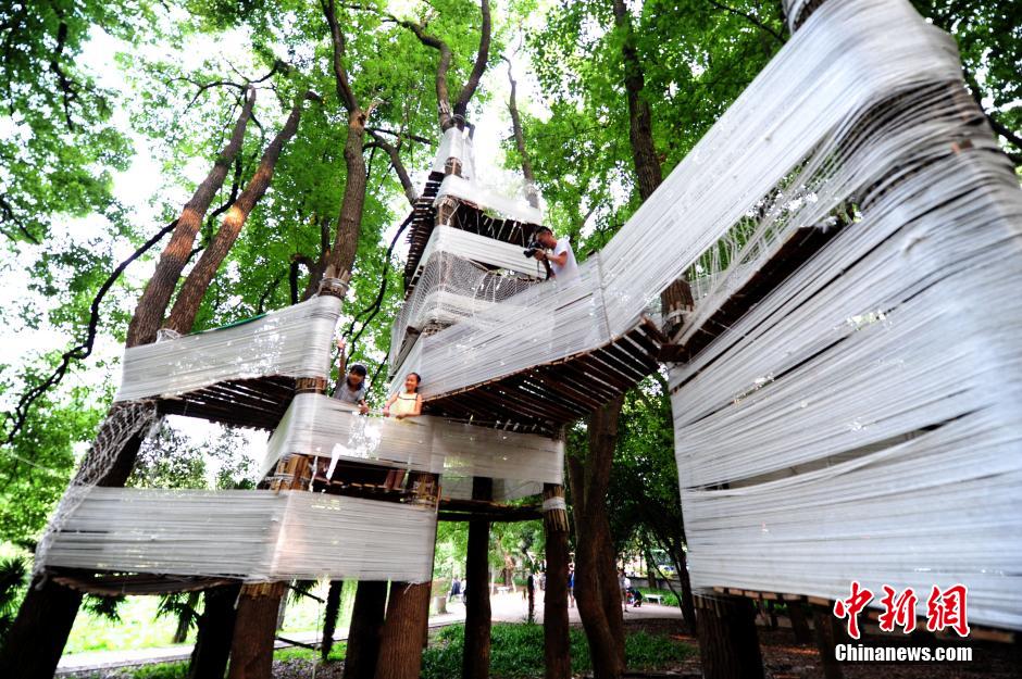 Photo prise le 3 juin 2014 montrant une cabane dans les arbres dans un bois près de l’Institut d’architecture et d’urbanisme de l’Université des Sciences et des Technologies de Huazhong, à Wuhan, la province du Hubei (centre de la Chine).
