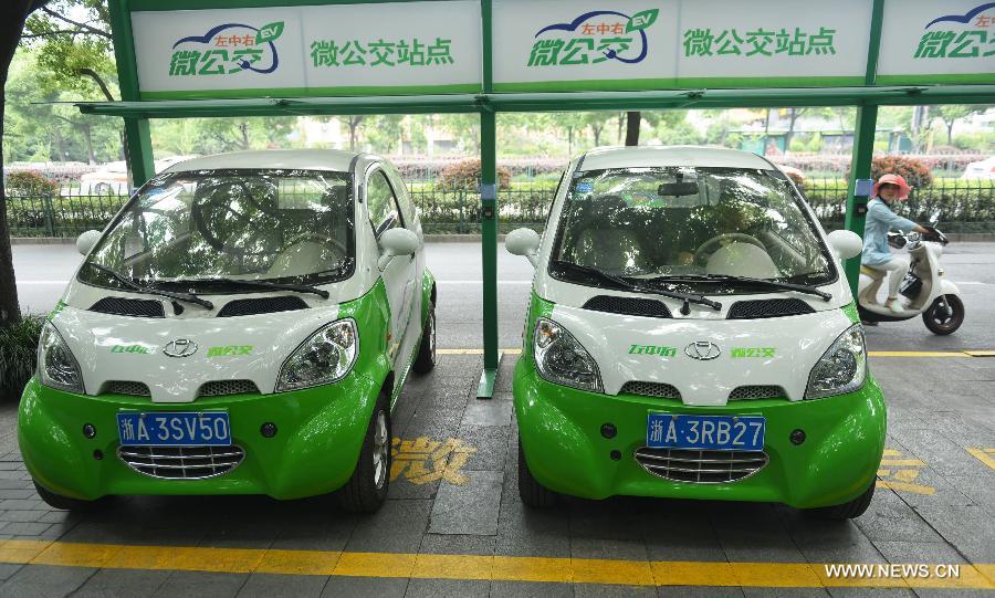 Deux voitures électriques compactes sont garées dans une station de location publique à Hangzhou, la capitale de la province chinoise du Zhejiang (est du pays), le 3 Juin 2014. Hangzhou a lancé son propre service de location de voitures électriques, nommé "Micro Public Transport", en octobre 2013. Les clients sont facturés à un taux horaire et peuvent laisser le véhicule dans l’un des points de location de la ville. [Photo/Xinhua]