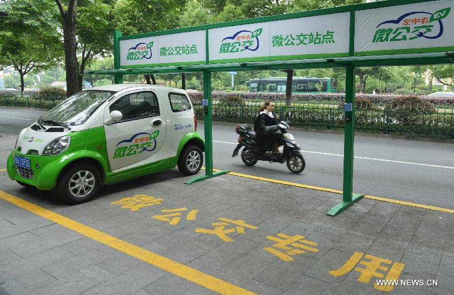 Une voiture électrique compacte est garée dans point de location publique à Hangzhou, la capitale de la province du Zhejiang (est de la Chine), le 3 Juin 2014. Hangzhou a lancé son propre service de location de voitures électriques, intitulé "Micro Public Transport», en octobre 2013. Les clients sont facturés à un taux horaire et peuvent laisser le véhicule dans l’un centres de location de la ville.[Photo/Xinhua]