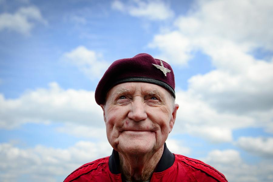 Le vétéran de la Seconde Guerre mondiale, l’Anglais Jock Hutton, 89 ans , a effectué avec succès un saut en tandem avec les parachutistes britanniques "Red Devils", lors d'une commémoration du jour J en Ranville , nord de la France, le 5 Juin 2014. [Photo/agences]