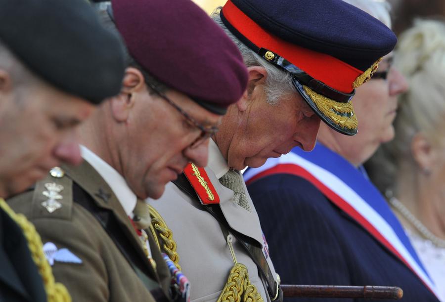 Le Prince Charles (centre) a honoré la mémoire des actions du Jour J de la 6e Division aéroportée britannique et du 1er Bataillon canadien de parachutistes au village de Bavent près des côtes normandes, le 5 juin 2014. [Photo/agences]