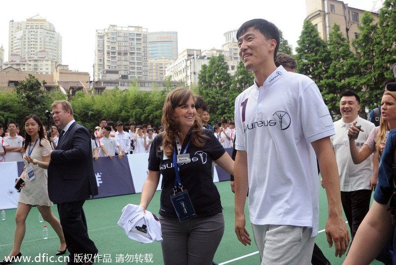 Le coureur chinois du 110m haies Liu Xiang arrive au Lycée Gezhi à Shanghai, le 9 juin 2014. [Photo/IC]