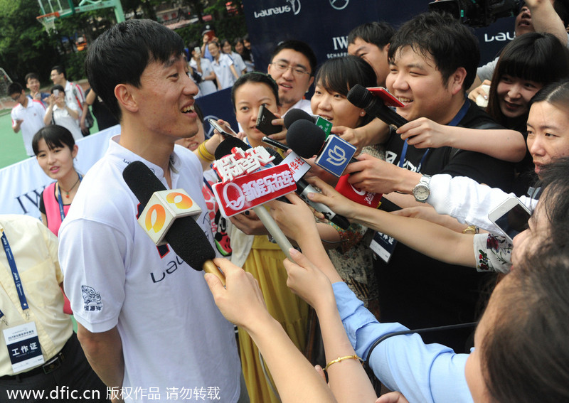 Le hurdler chinois Liu Xiang répond aux questions des médias, à Shanghai le 9 juin 2014. [Photo/IC]