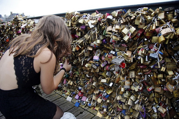 Une grille du Pont des Arts tombe à cause des « cadenas d'amour »