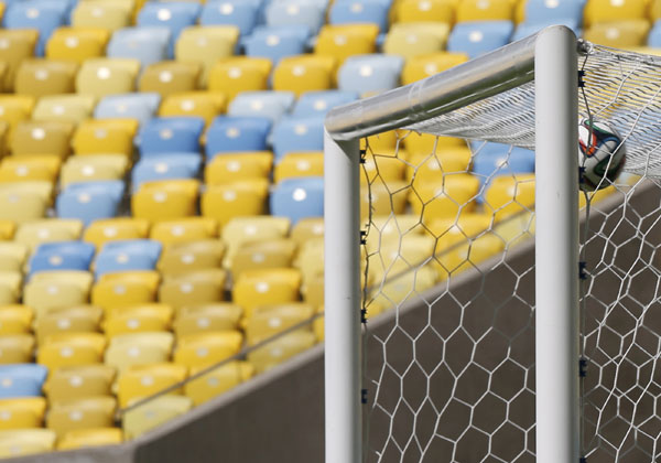 Un ballon franchit la ligne de but au cours d'une démonstration de la technologie de ligne de but (GLT) avant la Coupe du Monde 2014 au stade Maracaña à Rio de Janeiro, le 9 juin 2014. [Photo/agences]
