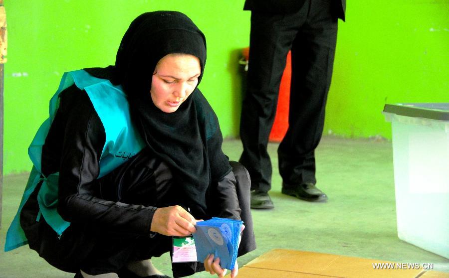 Plus de sept millions d'Afghans ont voté au deuxième tour de l'élection présidentielle