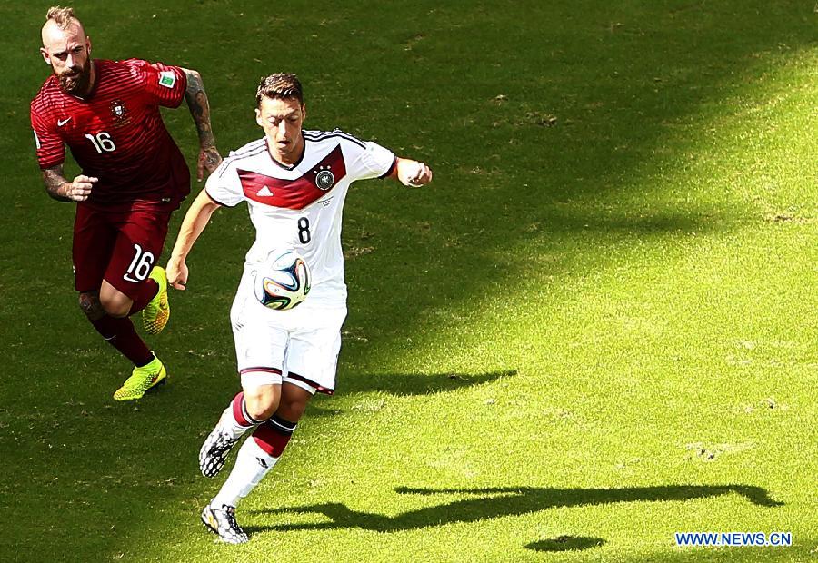 L'Allemagne a écrasé le Portugal 4 à 0 dans son premier match du groupe G du Mondial, lundi à à Salvador.Les buts allemands ont été inscrits par Muller (12 sur pen, 45+1, 78), auteur du premier triplé de la Coupe du monde au Brésil, et par Hummels (32).