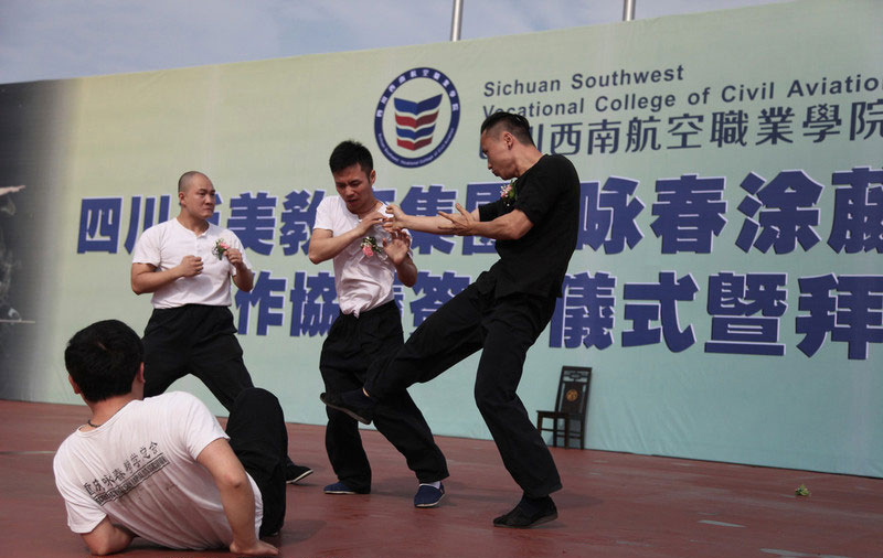 Les hôtesses de l’air apprennent le Kung Fu
