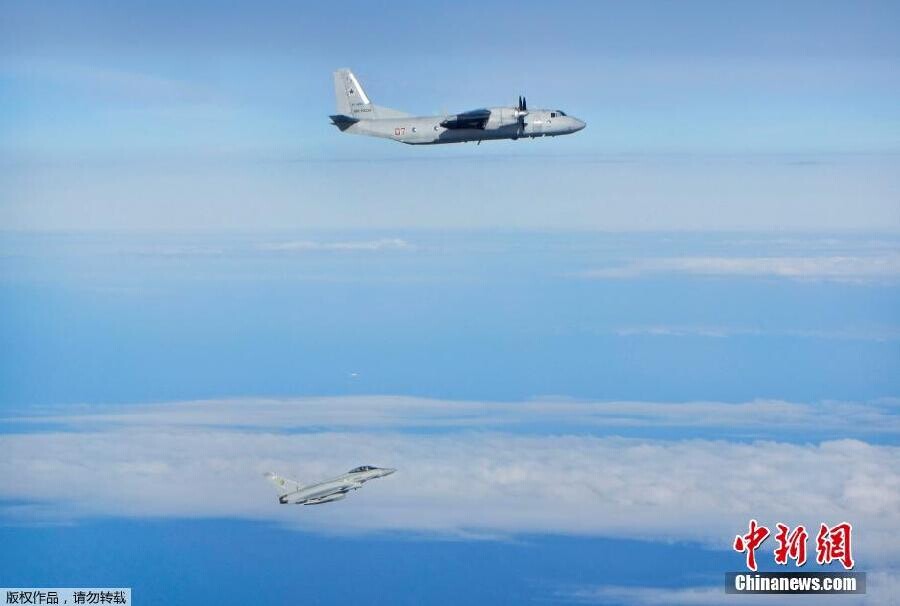 Photo diffusée le 18 juin par le Ministère de la Défense britannique, montrant un avion de transport russe An-26, découvert par un chasseur Typhoon de la RAF (en dessous) dans l'espace aérien international près de la mer Baltique. Source : Reference News.