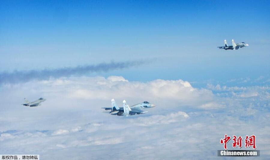 Photo diffusée le 18 juin par le Ministère de la Défense britannique, montrant deux chasseurs russes Su-27, découverts par un chasseur Typhoon de la RAF (à gauche) dans l'espace aérien international près de la mer Baltique. Source : Reference News.