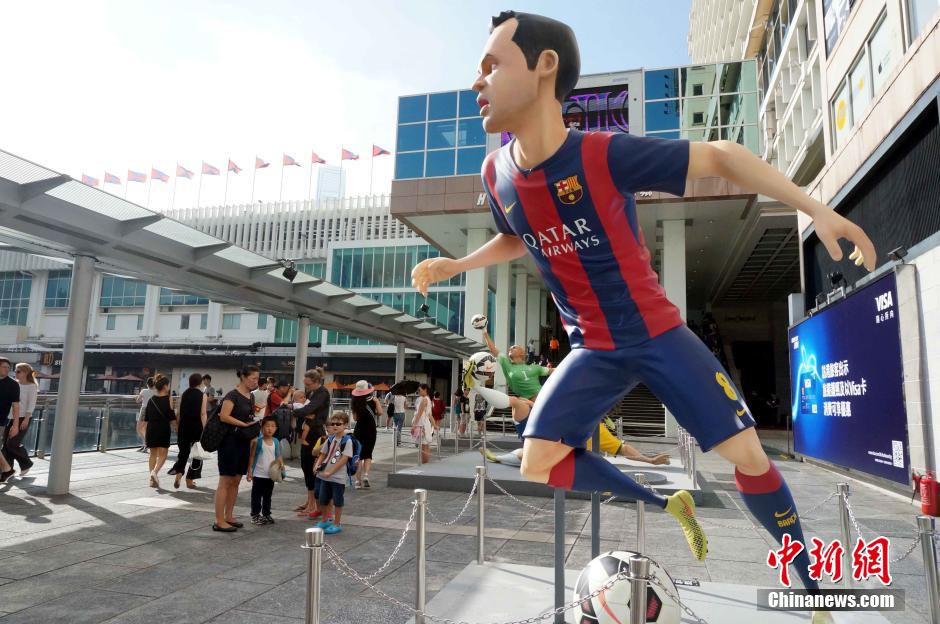 Huit statues de stars du football à Hong Kong 
