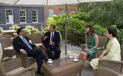 Le couple du Premier-ministre chinois prend le thé avec David Cameron et sa femme 