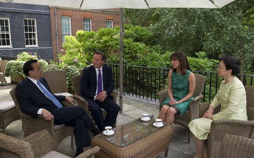 Le couple du Premier-ministre chinois prend le thé avec David Cameron et sa femme 