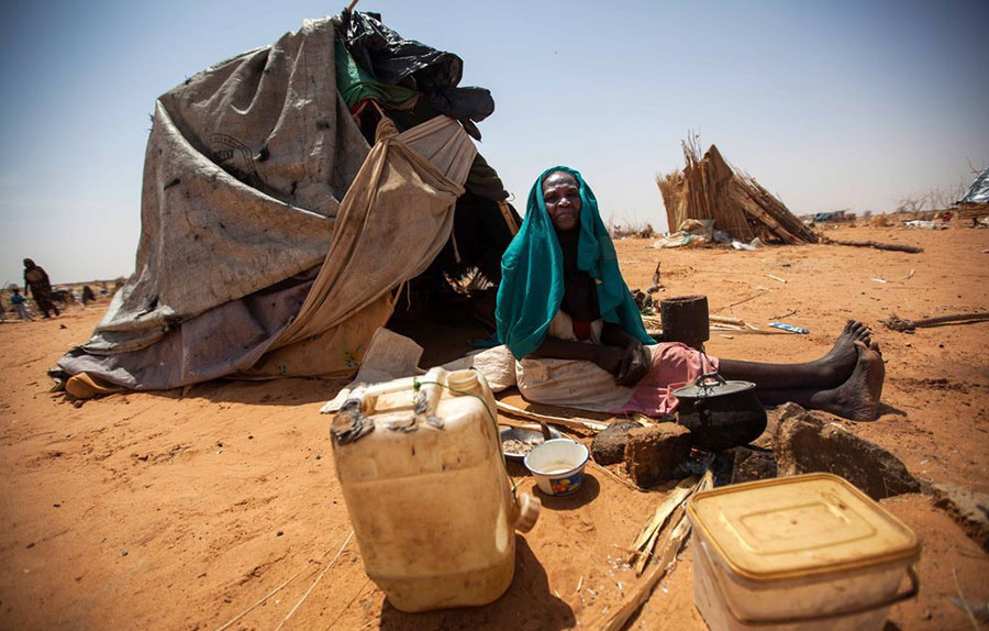 Une photo publiée par la Mission de l'Union africaine-Nations unies au Darfour le 28 mai 2014 montre Aisha Abdala, une femme déplacée de Katila, au sud du Darfour,à côté de son abri de fortune au camp al-Sereif pour les personnes déplacées à Nyala, (Sud du Darfour). Aisha est arrivée il y a quelques mois sur ce site, fuyant des affrontements tribaux. 