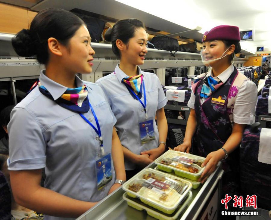 Formation pour les hôtesses des trains à grande vitesse à Chongqing