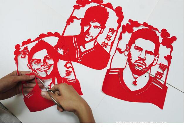 Les images de Cristiano Ronaldo, Lionel Messi et Neymar Jr sont recréés en papiers découpés chinois traditionnels. 
