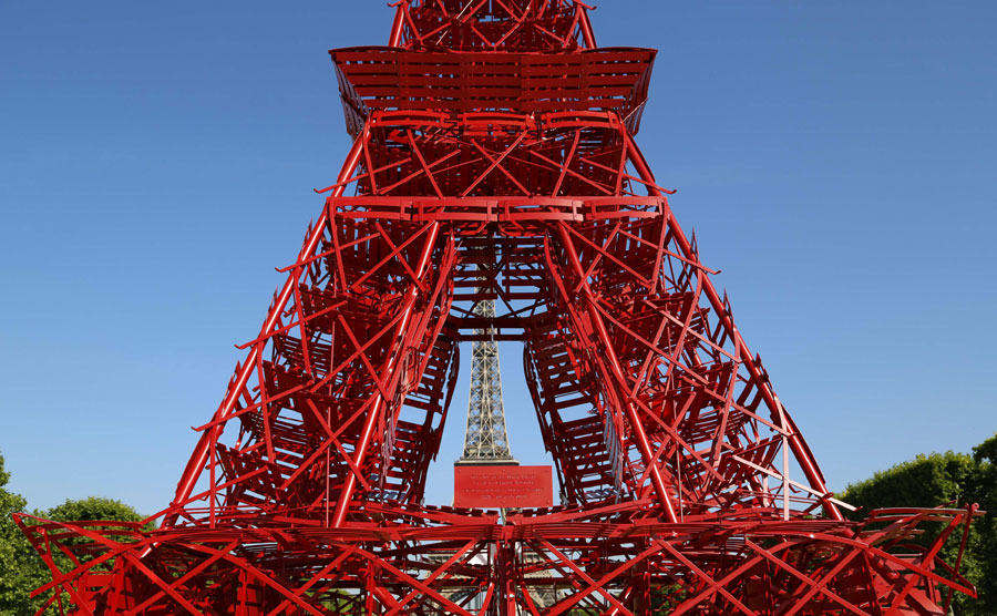 Une vue rapprochee des chaises de bistrot rouges qui composent la réplique de la Tour Eiffel, construite à l'occasion du 125e anniversaire des chaises de bistrot de la société Fermob, à Paris le 24 juin 2014. Tout comme la Vieille Dame, les fameuses chaises de bistrot célèbrent cette année leur 125e anniversaire. [Photo / agences]