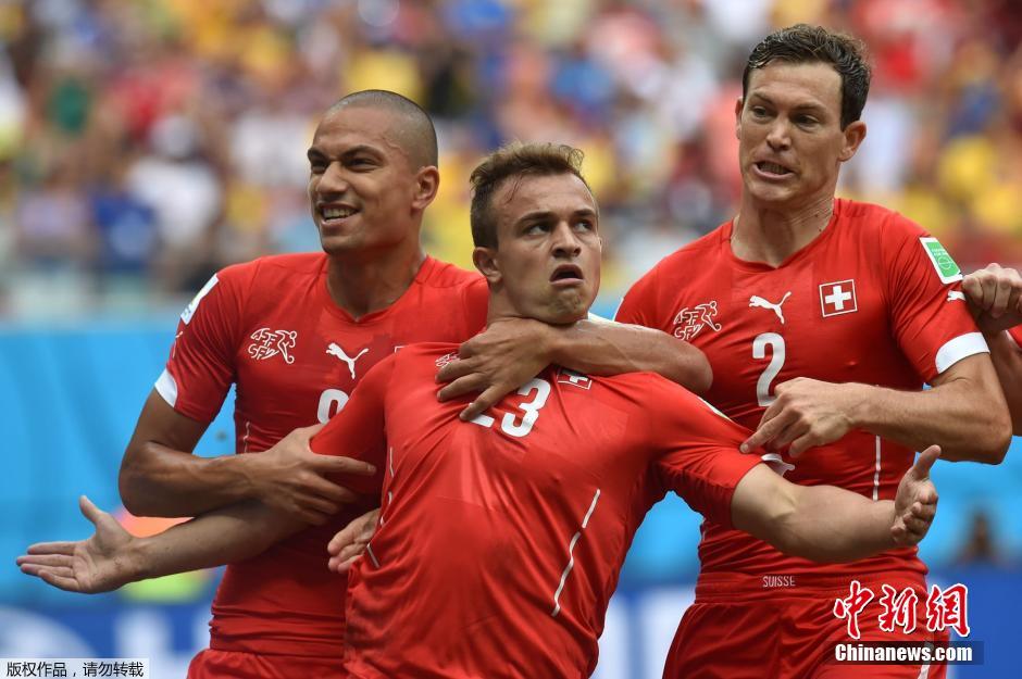 Le 25 juin, Xherdan Shaqiri de l’équipe de Suisse, qui vient de marquer un but, a l’air fâché envers son coéquipier qui l’a attiré vers lui.