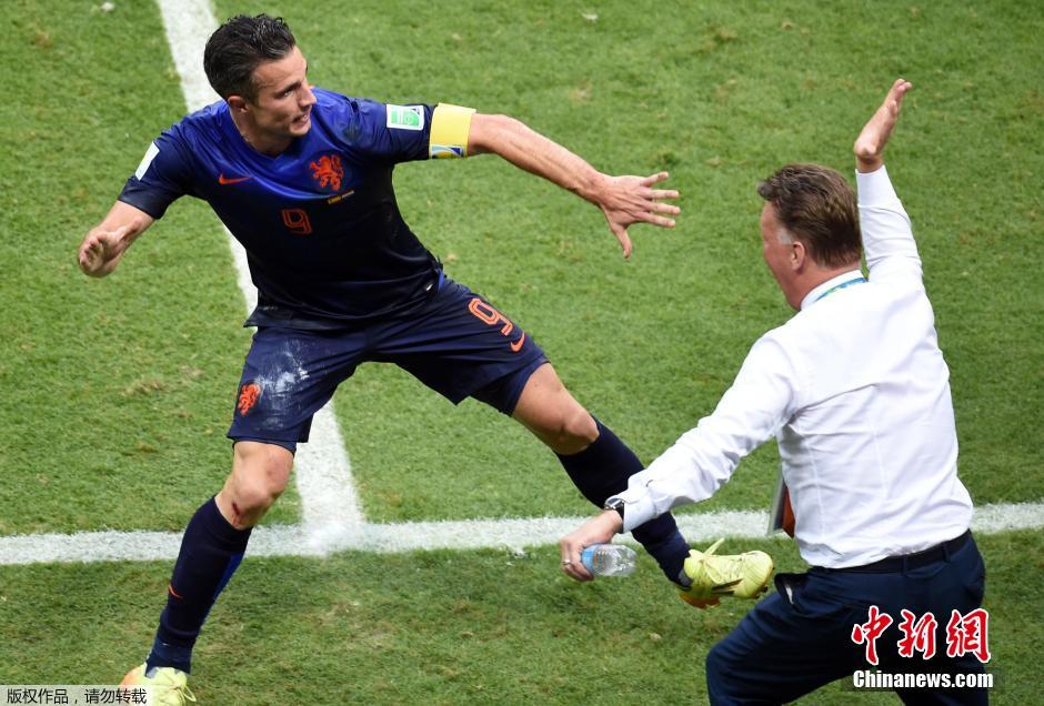 Le 13 juin 2014, après avoir marqué un but, Robin van Persie tente d’attaquer son entraîneur en chef.