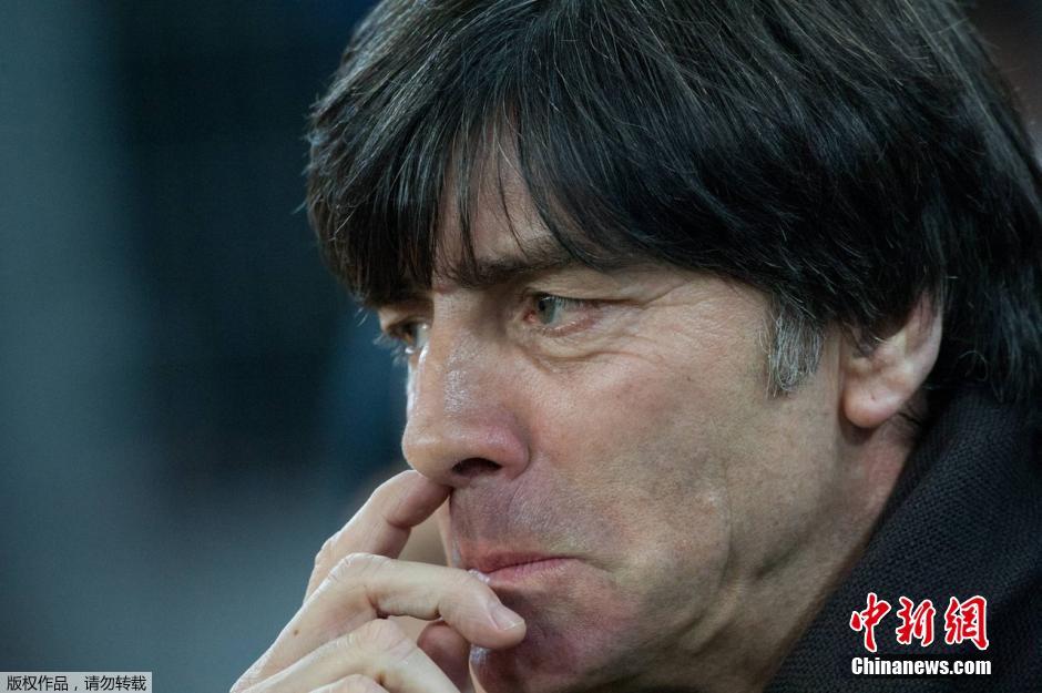 Le 15 novembre 2011, Joachim Loew, qui est en train de regarder un match, a faim. C’est pourquoi il a levé un doigt.