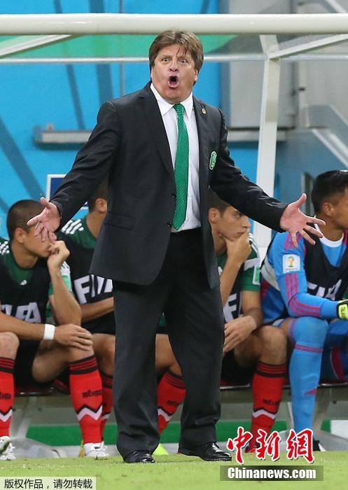 Le 23 juin 2014, il semble que l’entraîneur en chef de l’équipe de Mexique ait été effrayé par quelque chose, car il a l’air très étonné.