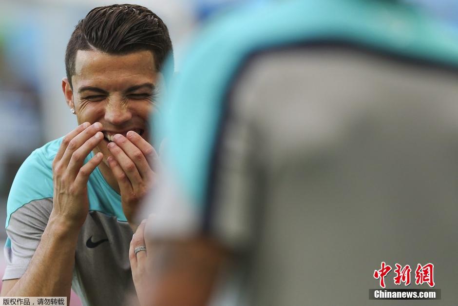 Le 16 juin 2014, C.Ronaldo a un rire triomphant après avoir été félicité par ses coéquipiers.