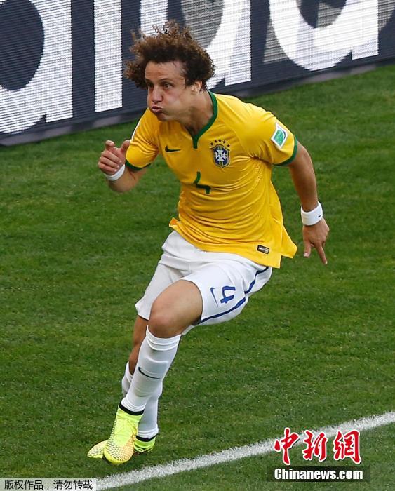 Le 28 juin 2014, David Luiz salue son compagnon poisson rouge en courant.