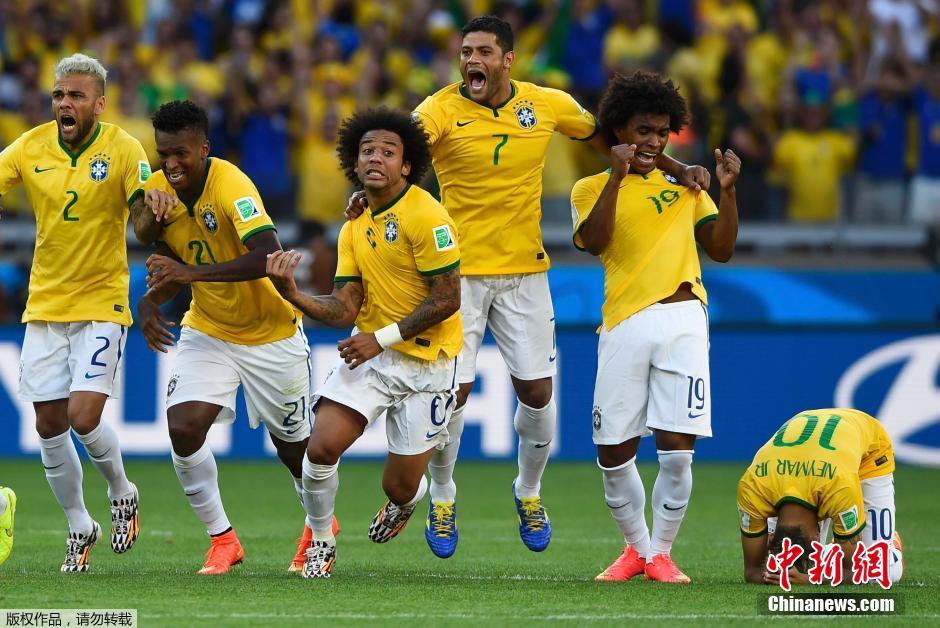 Le 28 juin 2014, la future star Neymar prie le photographe de ne pas le photographier en train de s’agenouiller.