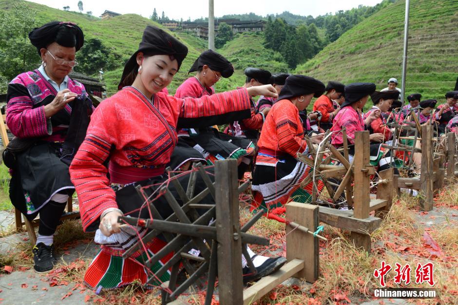 De jeunes filles de l'ethnie Yao dans l'art du filage