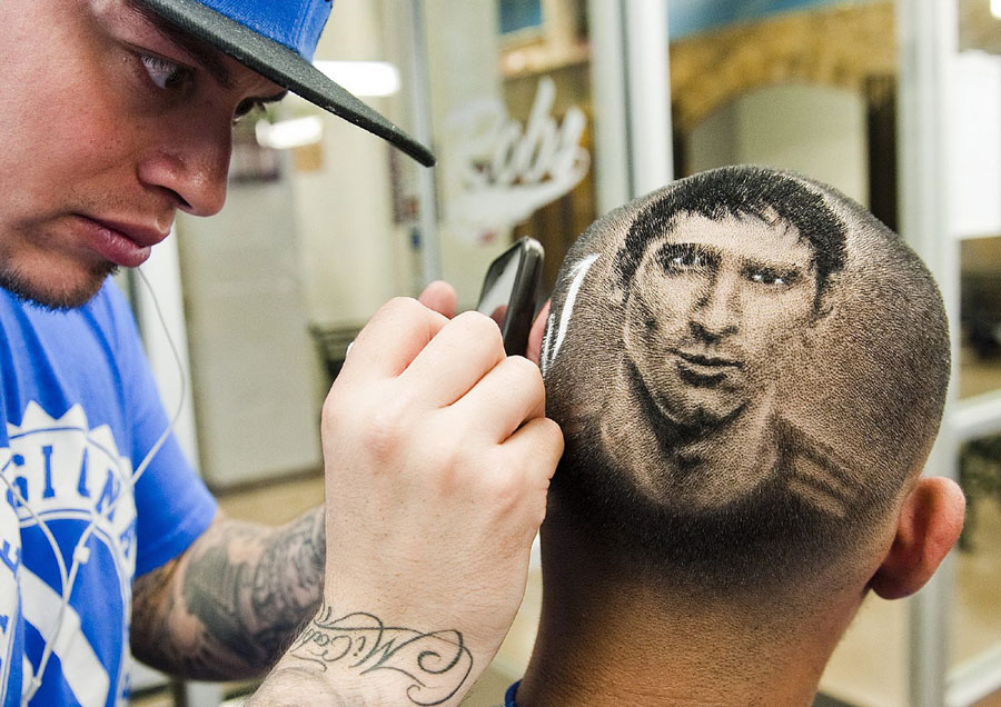 L'artiste et maître coiffeur Rob Ferrel, connu sous le nom de « Rob the Original » a réalisé le portait du célèbre joueur argentin Messi sur le crâne de Vincent Hernandez dans son salon de San Antonio au Texas, lundi 20 juin 2014.