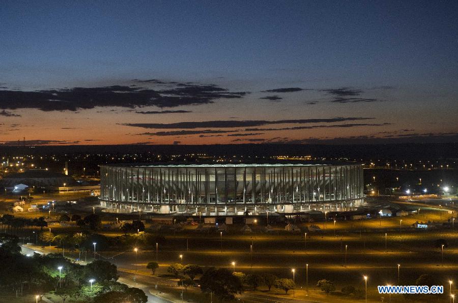 Le Stade national Mané-Garrincha à Brasilia au moment du coucher du soleil