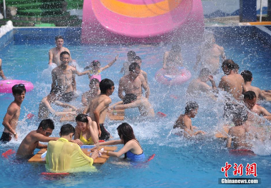 A Chongqing, le mahjong dans l'eau aide à supporter la canicule  