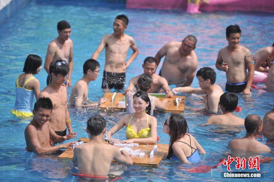 A Chongqing, le mahjong dans l'eau aide à supporter la canicule  