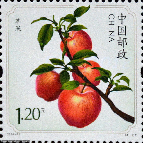 Photo prise le 14 juillet 2014 à Handan, dans la province du Hebei en Chine du Nord, montrant un timbre avec l'image et le parfum de la pomme, l'un des quatre timbres de l'ensemble parfumé aux fruits lancé aujourd'hui par la Poste de Chine.