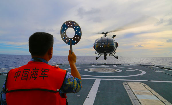 Un hélicoptère français quitte le pont du Haikou au large d'Hawaï dans l'après-midi du 12 juillet, heure locale. [Photo Shao Longfei pour chinadaily.com.cn]