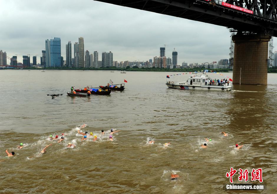 Wuhan : la traversée du Yangsté à la nage 