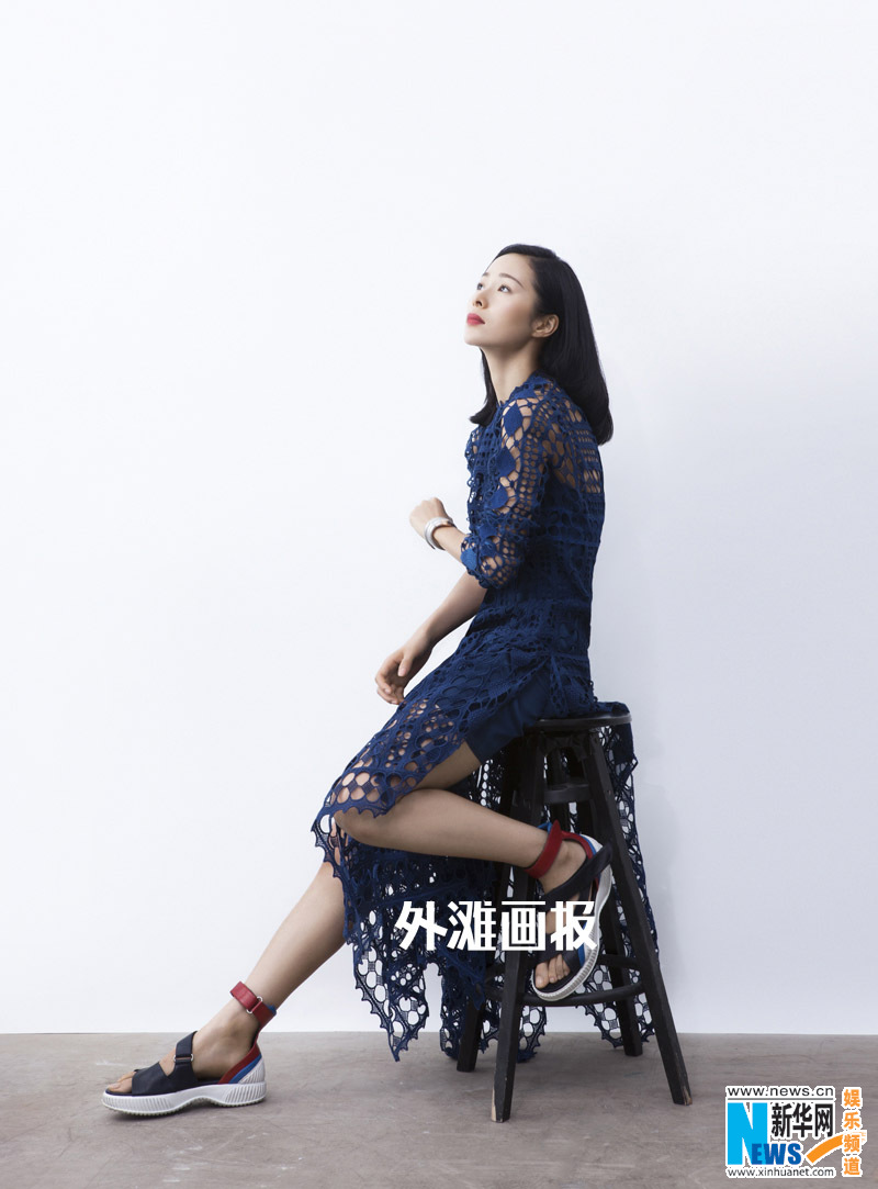 L'actrice chinoise Jiang Yiyan pose pour un magazine