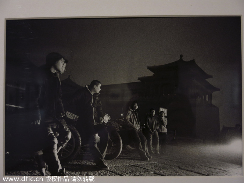 Des motards devant le Musée du Palais. Un travail du photographe français Alain Le Bacquer dans la série « Underground Beijing » de 2001 à 2006. [Photo/IC]