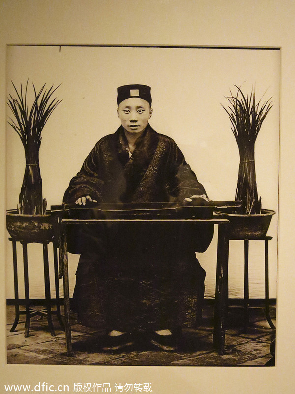 Un joueur de cithare, par Michel Dce Menal de 1906 à 1912. [Photo/IC]